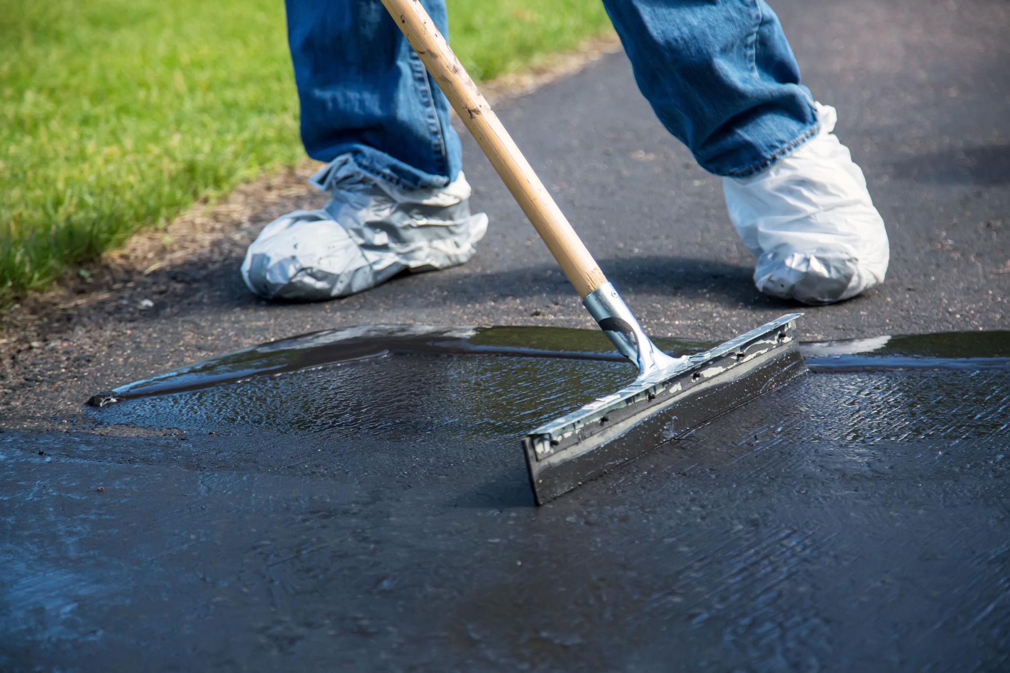 Sealcoating process on asphalt surface